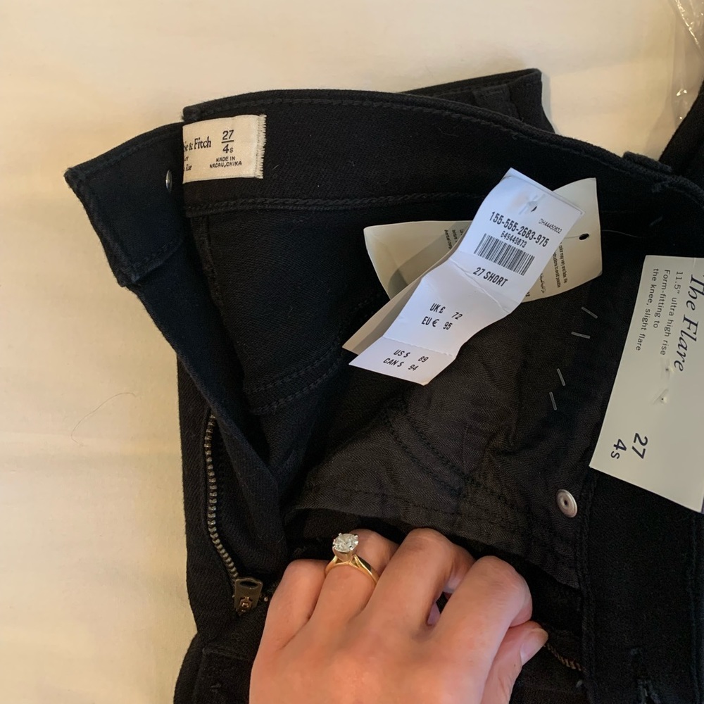 A&F Ultra High Rise Flare Jeans - Picture 4 of 4
